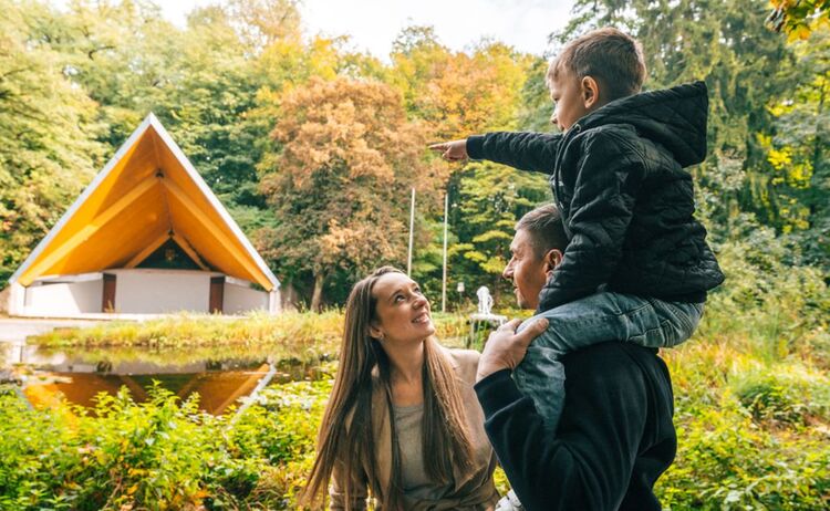 Eine Familie steht im Stadtpark und unterhält sich: Klick öffnet eine vergrößerte Ansicht