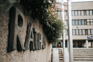 Der Schriftzug Rathaus vor dem Rathaus 
