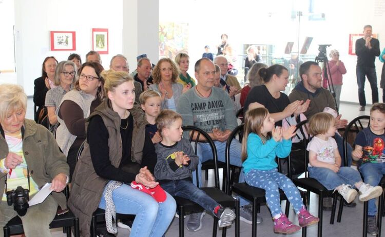 Besucher bei der Ausstellungseröffnung: Zum Vergrößern auf Bild klicken