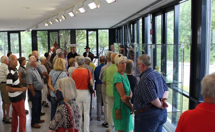 Besucher in der Ausstellung: Zum Vergrößern auf Bild klicken