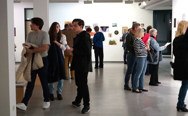 Besucherinnen und Besucher in der Ausstellung: Zum Vergrößern auf Bild klicken