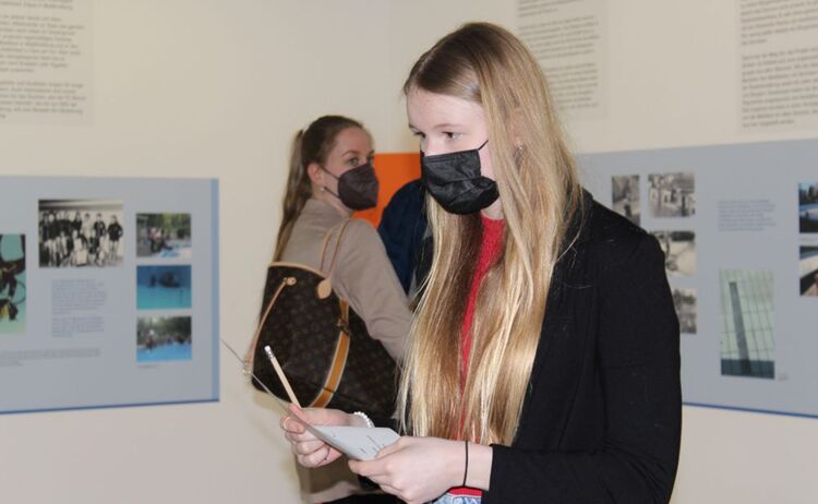 Jugendliche beim lösen vom Museumsquiz..: Klick öffnet eine vergrößerte Ansicht