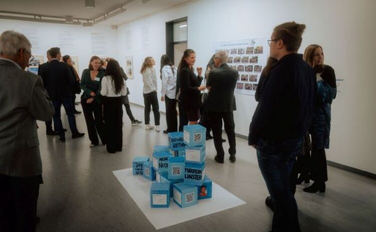 Besucher in der Ausstellung ©M.Zahn: Zum Vergrößern auf Bild klicken