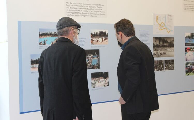 Richard Fischer stellvertrender Landrat u Stadtrat Waldkraiburg und Andreas Seifinger, Museumsleiter Bilder erzählen, Sammlung Peter Schmidt.: Zum Vergrößern auf Bild klicken