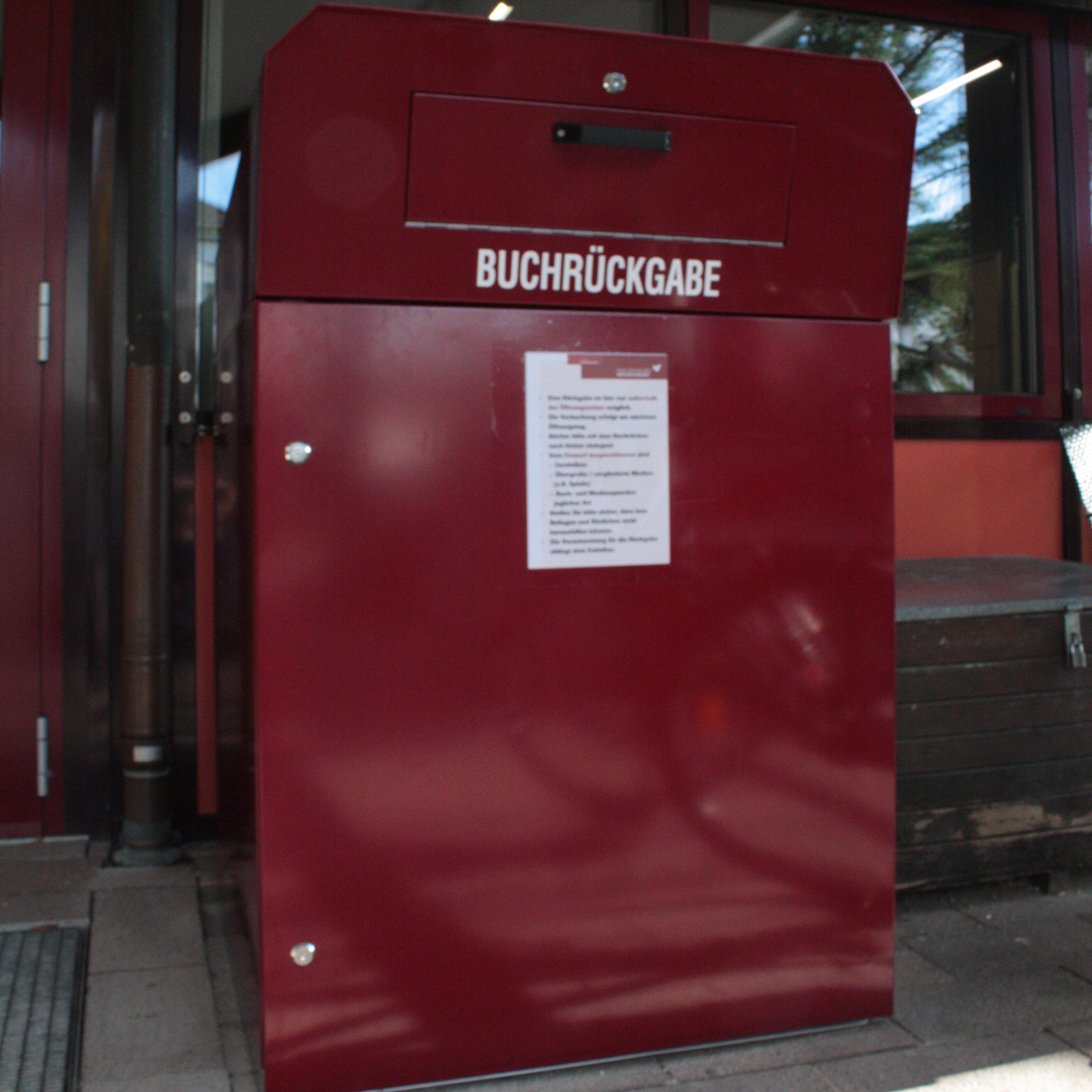 Der Medienrückgabekasten vor dem Haus des Buches