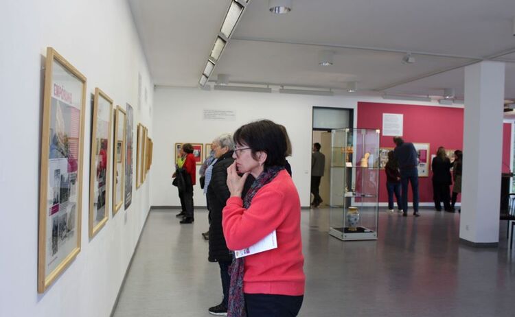 Besucherinnen und Besucher in der Ausstellung: Zum Vergrößern auf Bild klicken