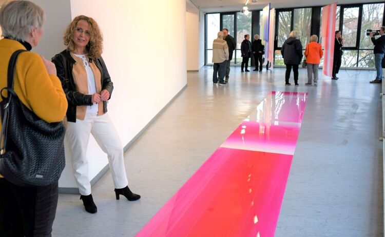 Karin Bressel, Dritte Bürgermeisterin und eine  Besucherin vor der liegenden Installation: Zum Vergrößern auf Bild klicken