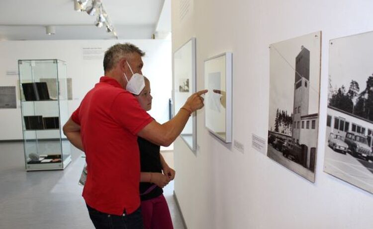 Norbert Meindl beim Betrachten alter Fotografien: Zum Vergrößern auf Bild klicken