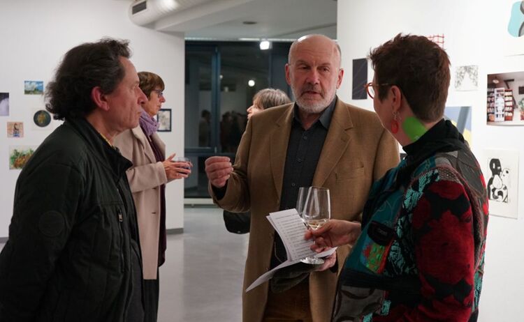 Besucher und Besucherinnen in der Ausstellung: Zum Vergrößern auf Bild klicken