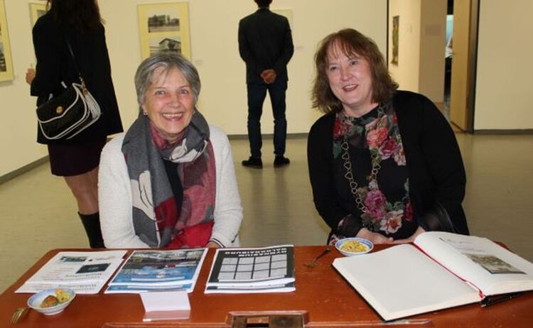 Zeitzeuginnen Waltraud Kernleitner und Renate Heidrich auf ihren alten Schulbänken ©Stadtmuseum: Klick öffnet eine vergrößerte Ansicht