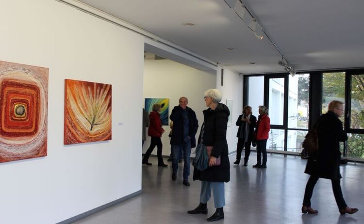 Besucher beim Rundgang durch die Ausstellung: Klick öffnet eine vergrößerte Ansicht