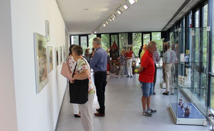 Besucher in der Ausstellung: Zum Vergrößern auf Bild klicken