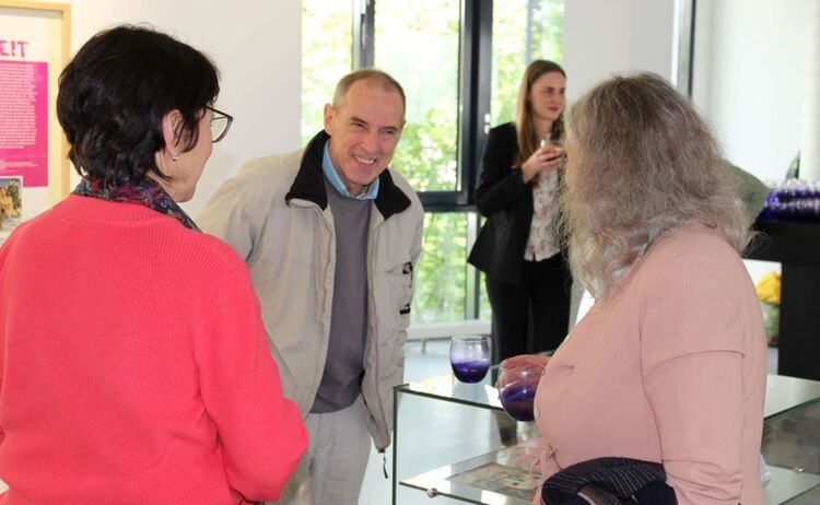 Besucherinnen und Besucher in der Ausstellung: Zum Vergrößern auf Bild klicken