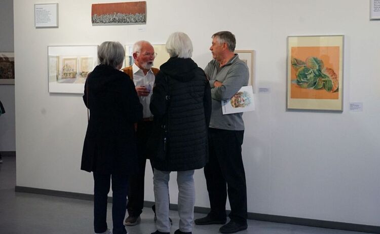 Horst Preibisch im Gespräch mit Gästen der Ausstellungseröffnung: Zum Vergrößern auf Bild klicken
