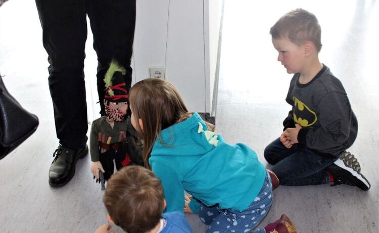 Kinder bestaunen die Marionette Räuber Hotzenplotz: Zum Vergrößern auf Bild klicken