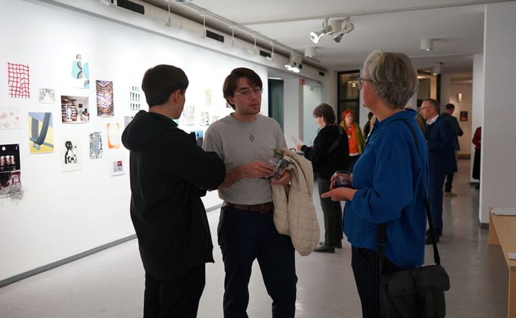 Zwei Besucher im Gespräch mit Katja Brinkmann: Zum Vergrößern auf Bild klicken