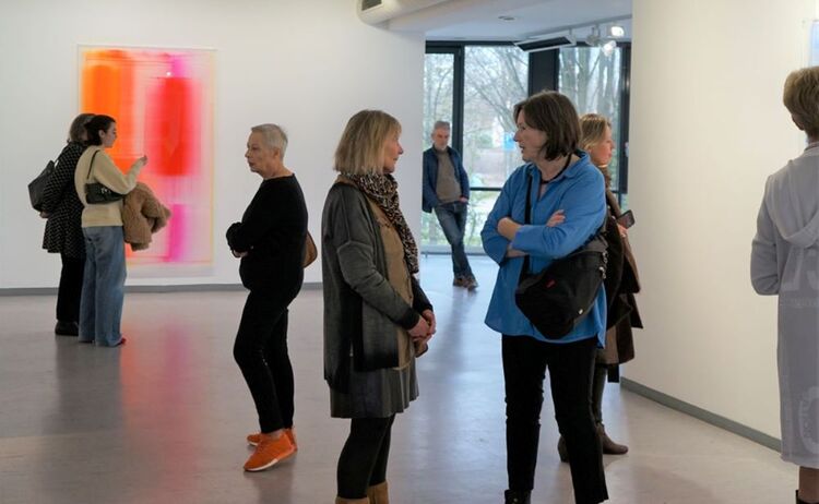 Ausstellungsbesucherinnen und Besucher : Zum Vergrößern auf Bild klicken