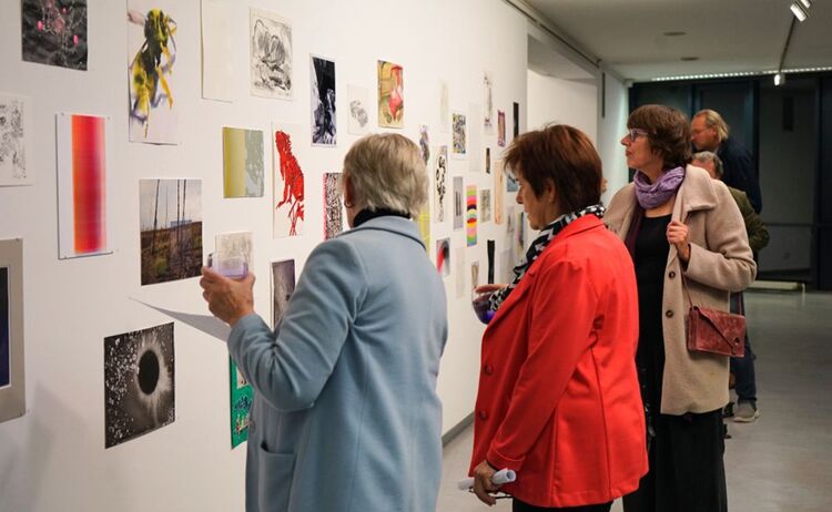 Besucherinnen in der Ausstellung: Zum Vergrößern auf Bild klicken