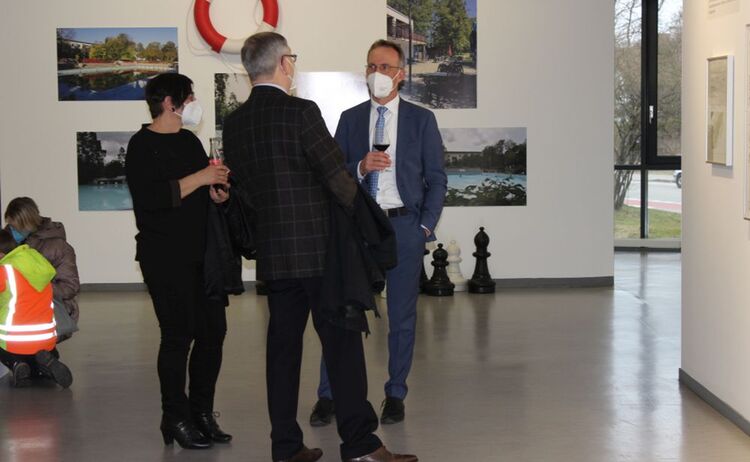 Marie-Luise und Joachim Hellwig mit 1, Bürgermeister Robert Pötzsch im Gespräch: Klick öffnet eine vergrößerte Ansicht