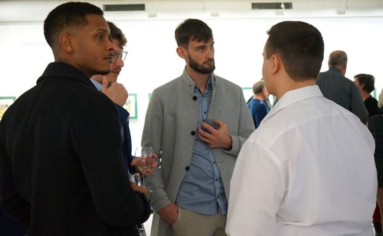 Ausstellungsbesucher bei der Eröffnung: Zum Vergrößern auf Bild klicken