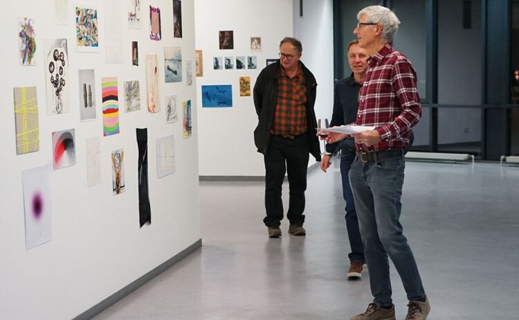 Ausstellungsbesucher vor Arbeiten aus Deutschland: Zum Vergrößern auf Bild klicken
