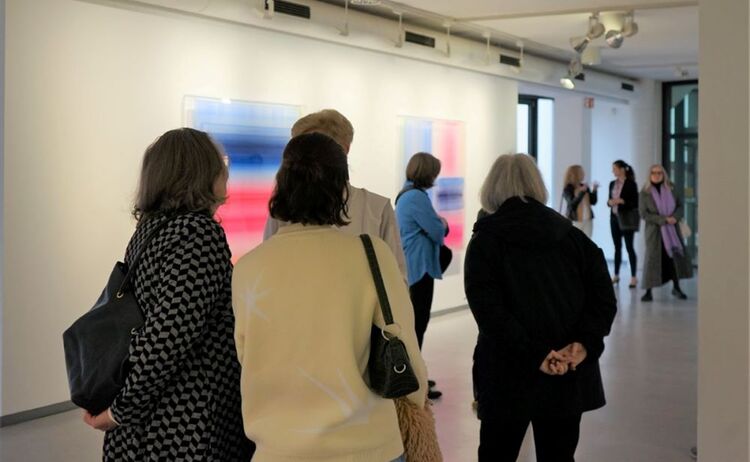 Ausstellungsbesucherinnen und Besucher : Zum Vergrößern auf Bild klicken