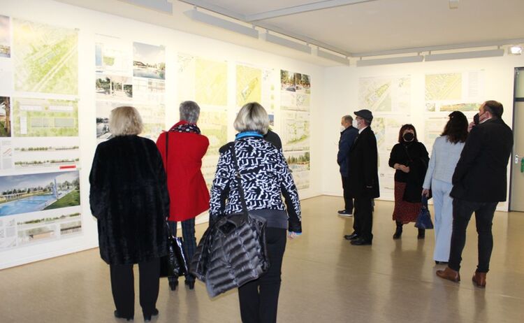 Besucher in der Ausstellung: Zum Vergrößern auf Bild klicken