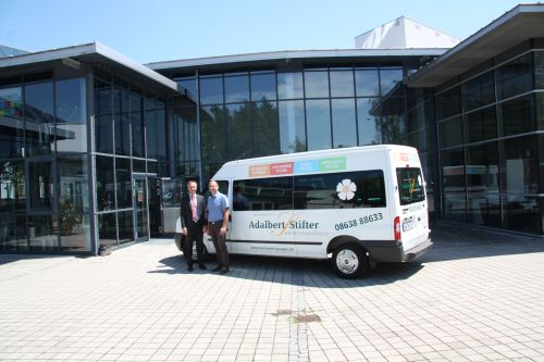 Ansicht unseres Busses für Abokunden vor dem Haus der Kultur