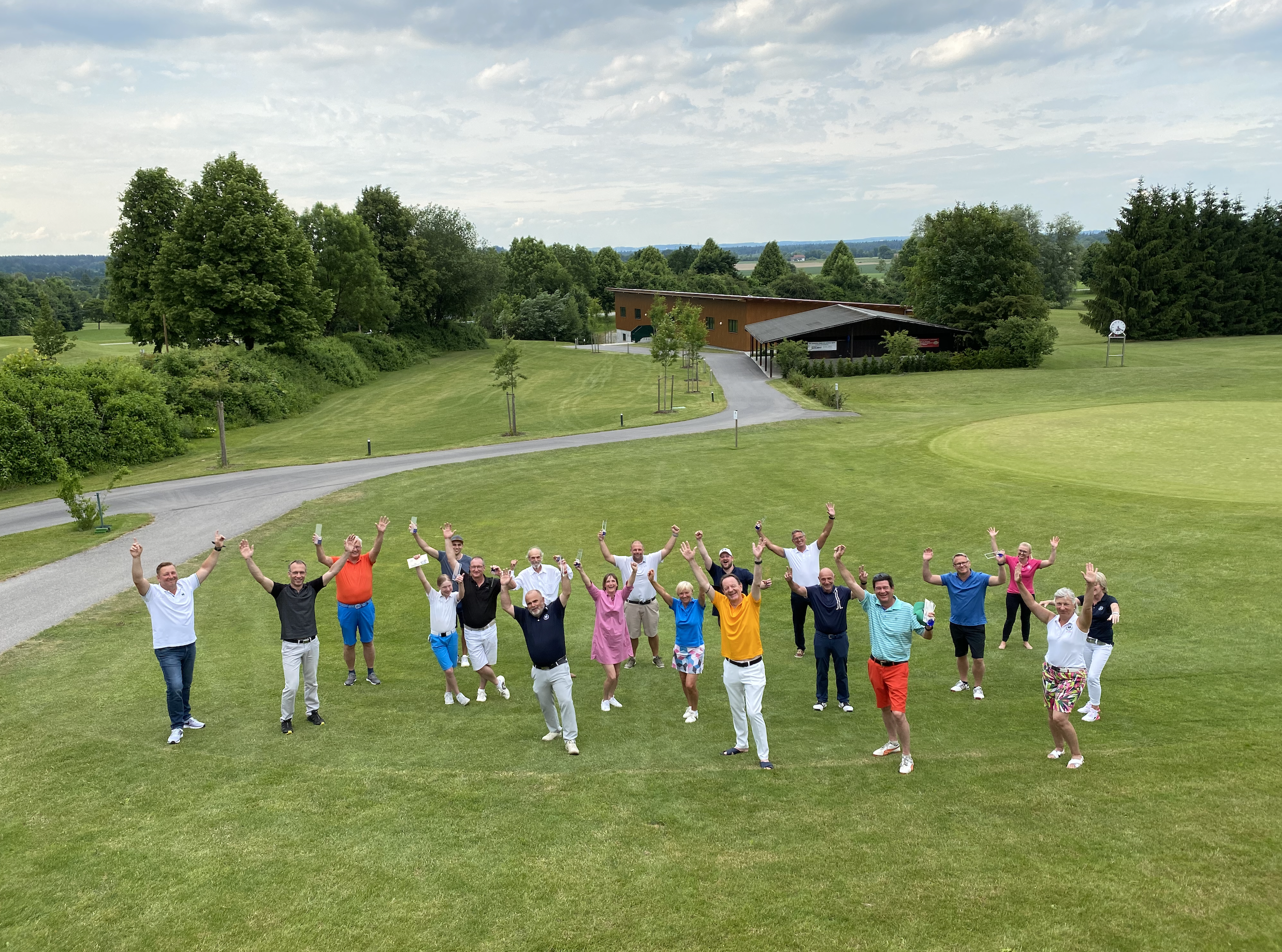 Alle Gewinner des 11. Golfcup auf einem Gruppenfoto auf dem Golfrasen Alle Gewinner des 11. Golfcup auf einem Gruppenfoto auf dem Golfrasen