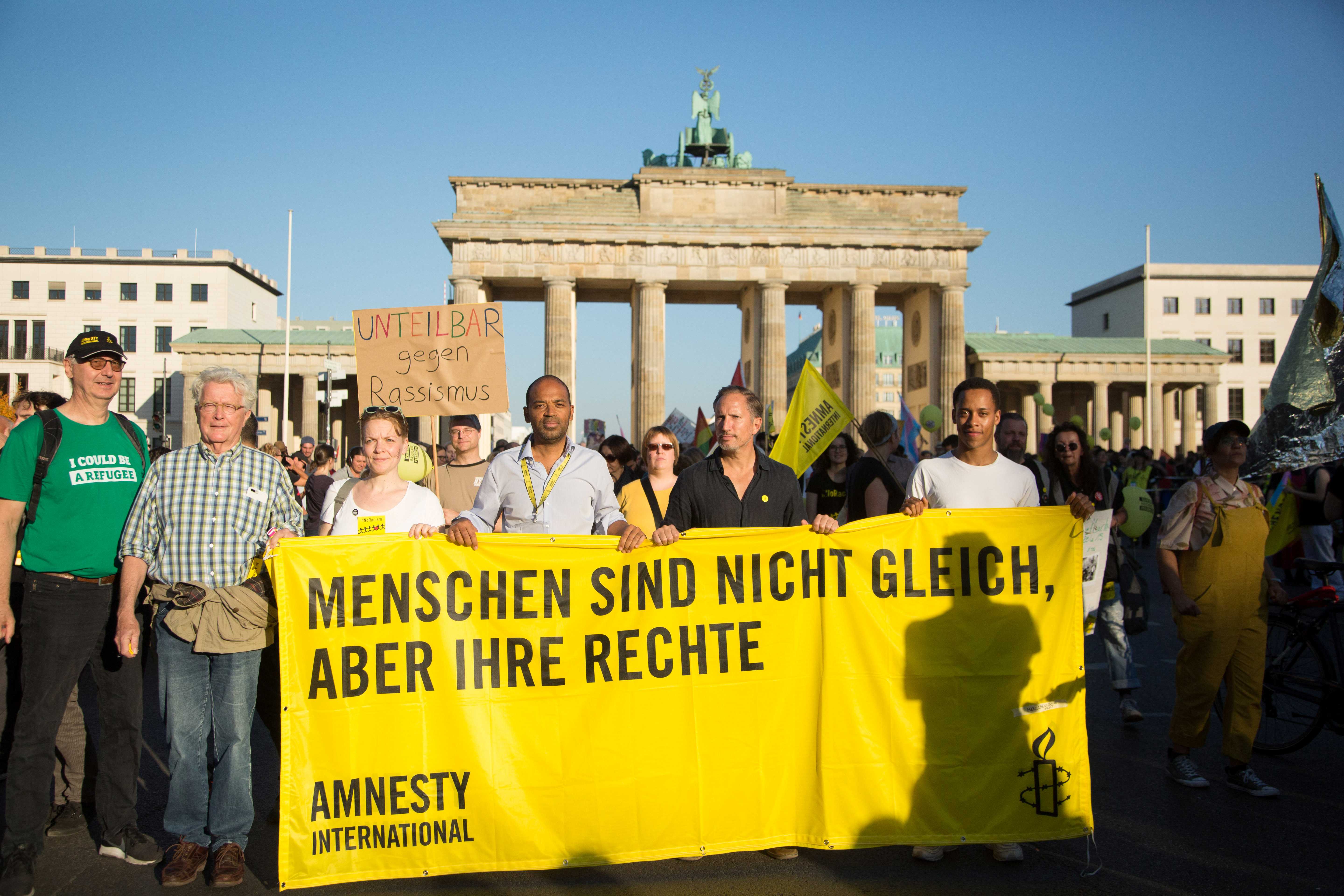 Amnesty auf der #unteilbar-Demonstration für eine offene und solidarische Gesellschaft am 13. Oktober 2018 in Berlin Amnesty auf der #unteilbar-Demonstration für eine offene und solidarische Gesellschaft am 13. Oktober 2018 in Berlin