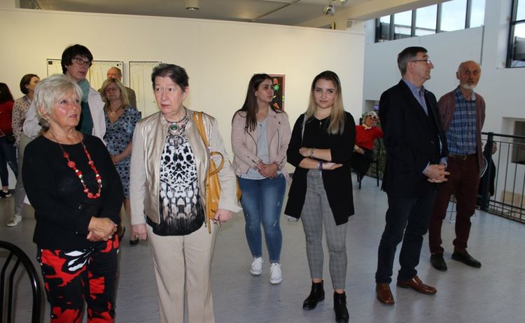 Besucher bei der Ausstellungseröffnung von Anke Völk und Frank Maier: Zum Vergrößern auf Bild klicken
