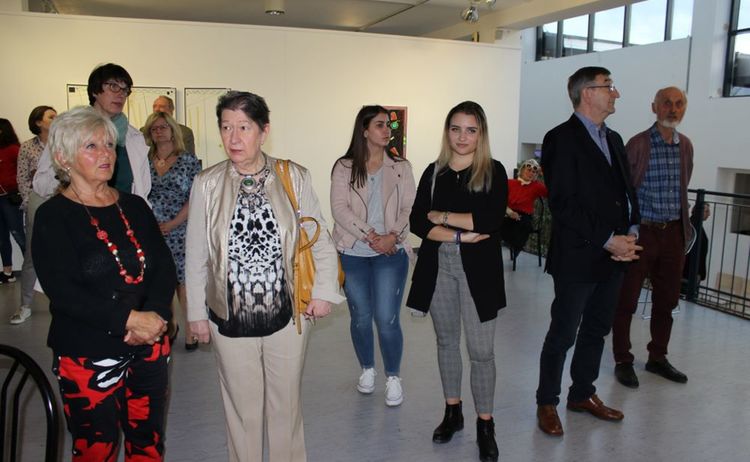 Besucher bei der Ausstellungseröffnung von Anke Völk und Frank Maier: Klick öffnet eine vergrößerte Ansicht