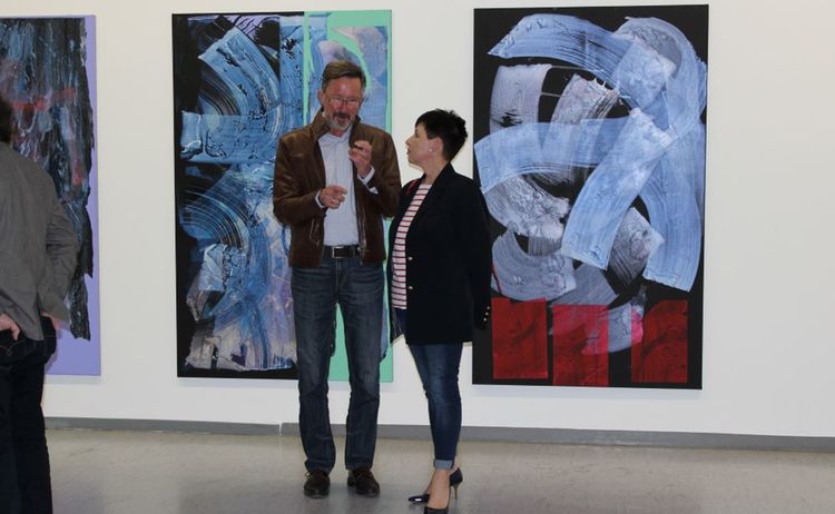 Zwei Besucher unterhalten sich bei der Ausstellungseröffnung von Anke Völk und Frank Maier: Klick öffnet eine vergrößerte Ansicht
