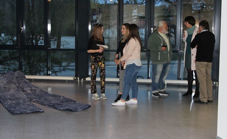 Besucher bei der Ausstellung von Anke Völk und Frank Maier: Klick öffnet eine vergrößerte Ansicht