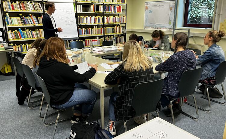 Aufmerksames Zuhören bei der Schreibwerkstatt: Zum Vergrößern auf Bild klicken