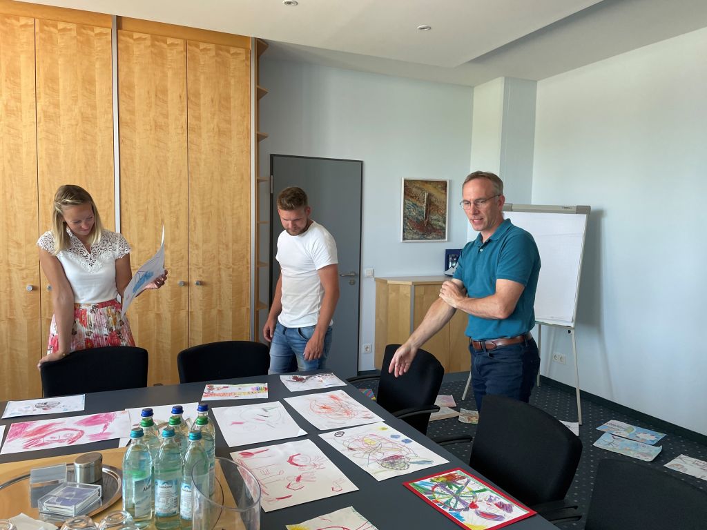 Erster Bürgermeister Robert Pötzsch sucht gemeinsam mit Christine Deckena und Moritz Althammer die Gewinner des Malwettbewerbs aus Erster Bürgermeister Robert Pötzsch sucht gemeinsam mit Christine Deckena und Moritz Althammer die Gewinner des Malwettbewerbs aus