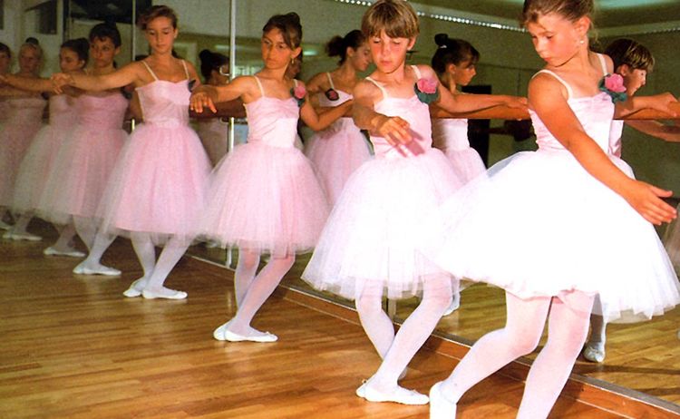 Ballettsaal mit Ballerinas: Klick öffnet eine vergrößerte Ansicht