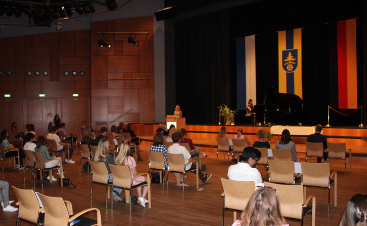 Schüler der Begabtenehrung 2020 im großen Saal im Haus der Kultur: Zum Vergrößern auf Bild klicken