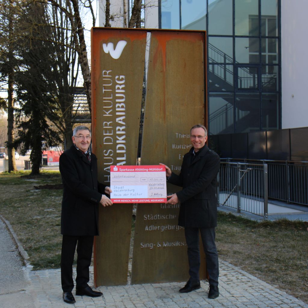 Joachim Hellwig vom Förderverein Stadtmuseum übergibt einen Scheck über 10.000 Euro an Ersten Bürgermeister Robert Pötzsch