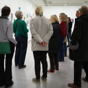 Besucherinnen und Besucher bei einer Führung in der Städtischen Galerie . Besucherinnen und Besucher bei einer Führung in der Städtischen Galerie .