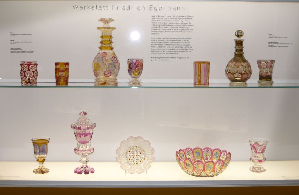 Blick in eine Glasvitrine des Glasmuseums mit Glas des Biedermeier
