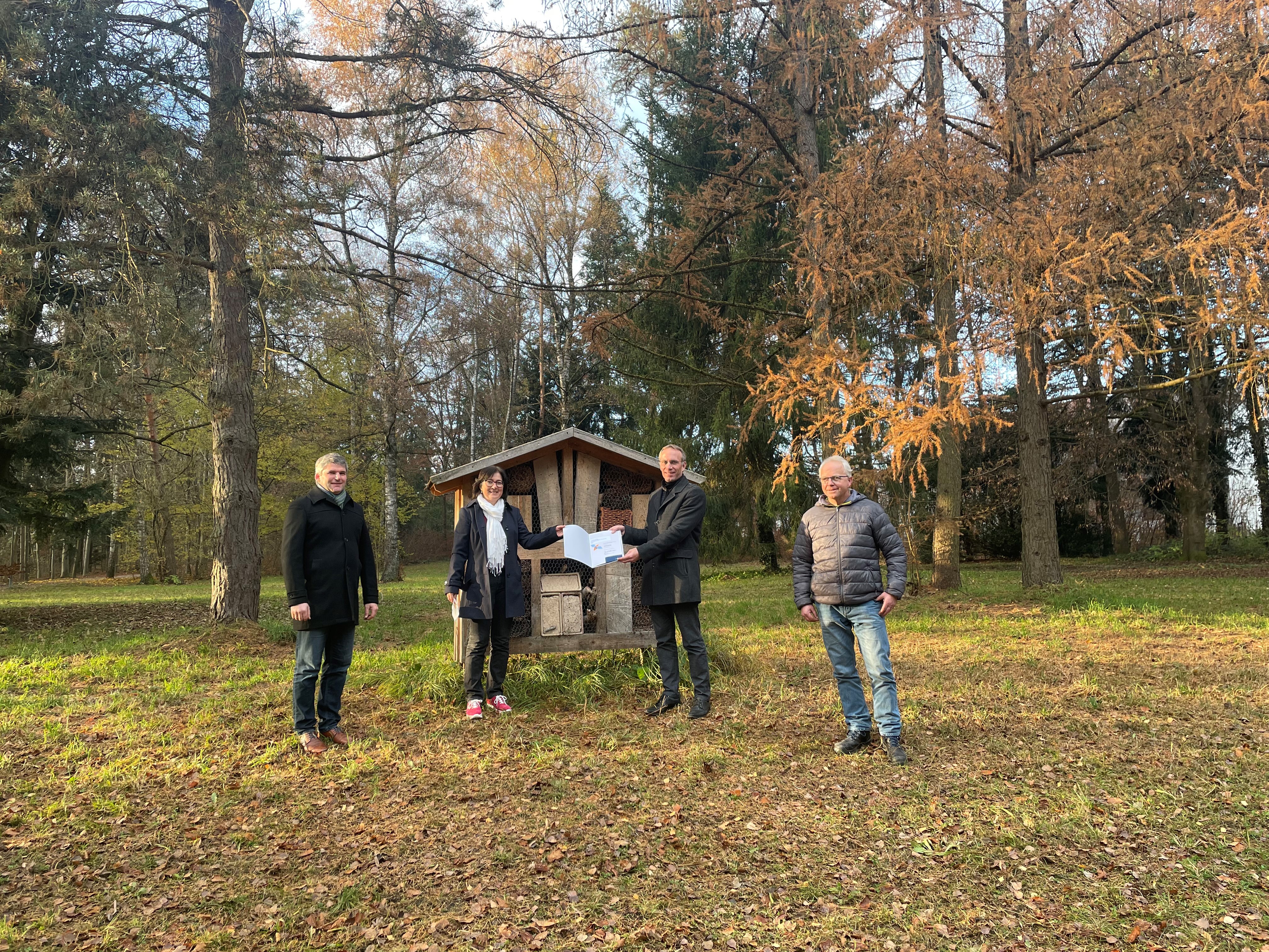 Der Referent für Umwelt, Natur- und Tierschutz Wolfgang Hintereder, Birgit-Heinold-Peste von der Stadt Waldkraiburg, die die Bewerbung für die Auszeichnung initiiert hat, Erster Bürgermeister Robert Pötzsch und Stadtgärtner Christian Stöckl