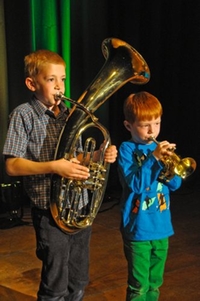 Auftritt von zwei Jungen der Sing- und Musikschule mit ihren Blechblasinstrumenten