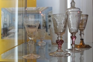 Vitrine mit &auml;ltestem Glas-foto