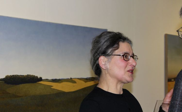 Eine Besucherin unterhält sich bei der Ausstellung Bloße Landschaft: Zum Vergrößern auf Bild klicken