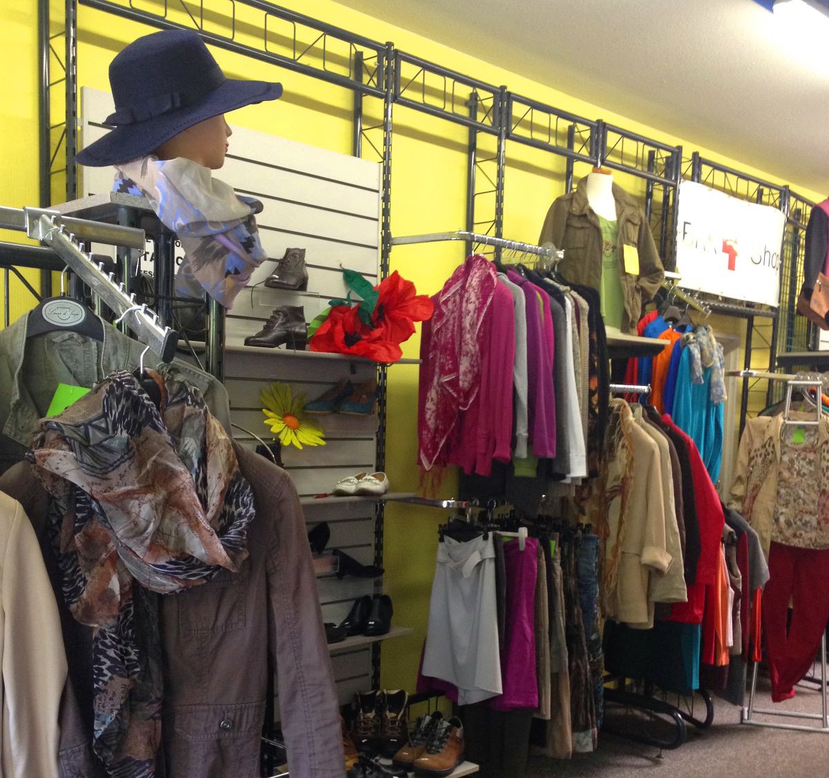 Innenaufnahme des BRK Shop mit Kleiderstangen