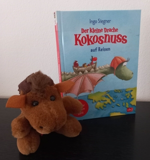 Coverbild Kokosnuss auf Reisen plus Kuscheltier Coverbild Kokosnuss auf Reisen plus Kuscheltier