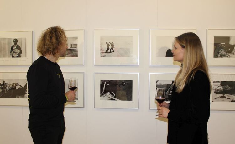 Christine Graupner, Stadträtin, mit Begleitung vor den schwarz-weiß Fotografien von David Lamelas: Klick öffnet eine vergrößerte Ansicht