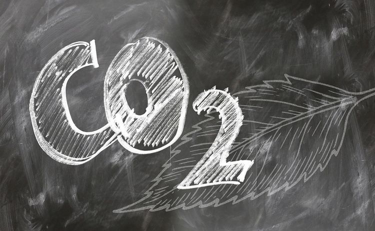 Eine Tafel auf der mit Kreise CO2 steht: Zum Vergrößern auf Bild klicken