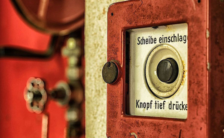 Ein Feueralarmknopf im Feuerwehrmuseum: Klick öffnet eine vergrößerte Ansicht